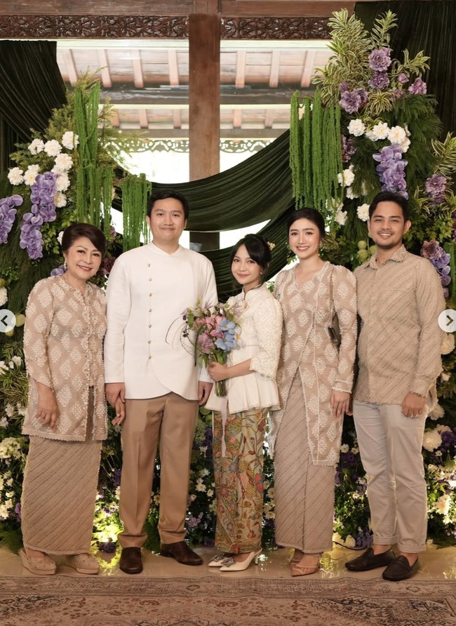 Febby tampil anggun mengenakan kebaya modern bernuansa nude–beige. Sementara suaminya mengenakan kemeja panjang bermotif dengan nuansa senada. Foto: Instagram/@febbyrastanty