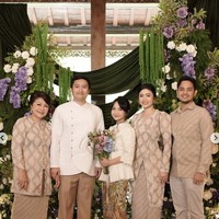 Febby tampil anggun mengenakan kebaya modern bernuansa nude–beige. Sementara suaminya mengenakan kemeja panjang bermotif dengan nuansa senada. Foto: Instagram/@febbyrastanty