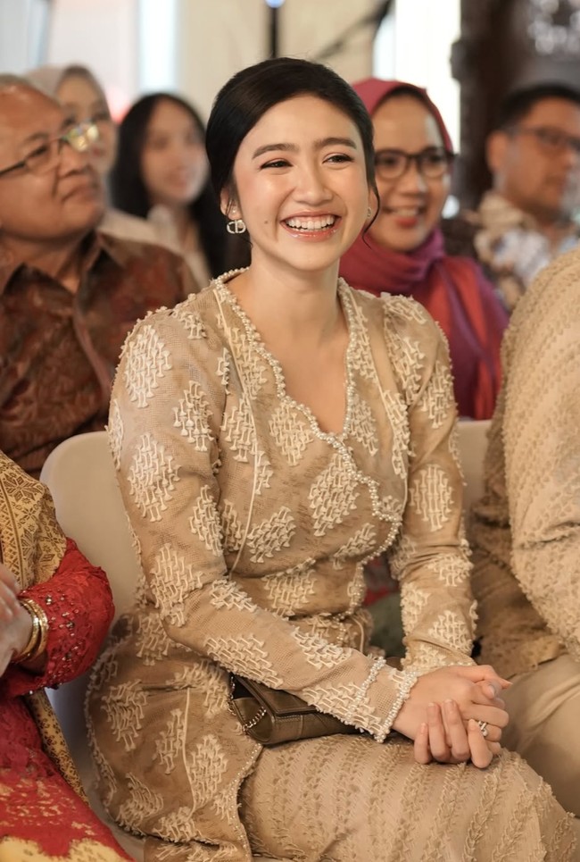 Penampilan Febby makin lengkap dengan anting Dior, cincin di jari manis, serta tas tangan berwarna senada. Foto: Instagram/@febbyrastanty