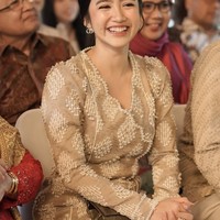 Penampilan Febby makin lengkap dengan anting Dior, cincin di jari manis, serta tas tangan berwarna senada. Foto: Instagram/@febbyrastanty