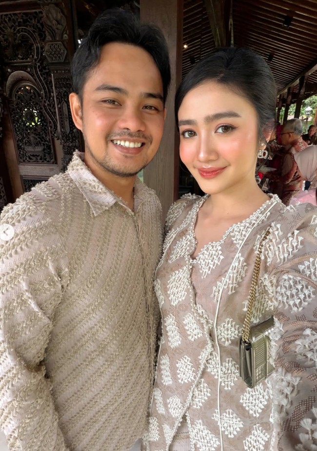 Untuk rambut Febby memilih gaya sanggul rendah (low bun) yang rapi dan sleek. Sementara wajahnya terlihat segar dengan riasan natural glam. Foto: Instagram/@febbyrastanty