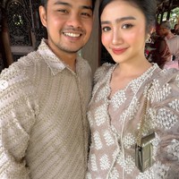 Untuk rambut Febby memilih gaya sanggul rendah (low bun) yang rapi dan sleek. Sementara wajahnya terlihat segar dengan riasan natural glam. Foto: Instagram/@febbyrastanty