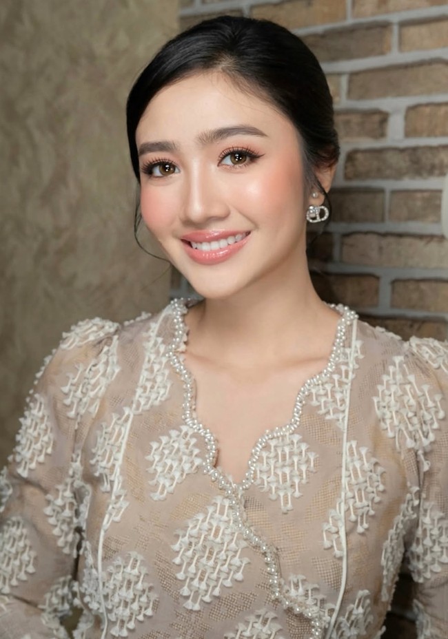 Ia memilih complexion berfinish dewy sehingga kulit tampak halus dan glowing. Pada bagian pipi, blush on warna peach–pink lembut diaplikasikan untuk memberi efek fresh, sementara highlighter digunakan tipis di tulang pipi dan batang hidung agar wajah terlihat lebih berdimensi. Foto: Instagram/@febbyrastanty