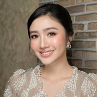 Gaya Febby Rastanty di Lamaran Adik, Cantik nan Flawless dengan Kebaya