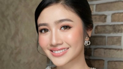Gaya Febby Rastanty di Lamaran Adik, Cantik nan Flawless dengan Kebaya
