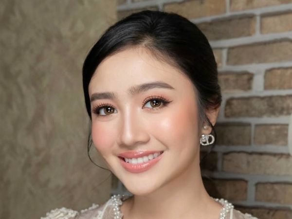 Gaya Febby Rastanty di Lamaran Adik, Cantik nan Flawless dengan Kebaya