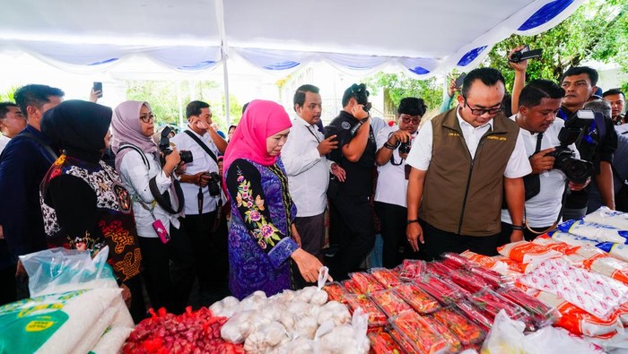 Gubernur Khofifah saat gelar pasar murah di Bojonegoro