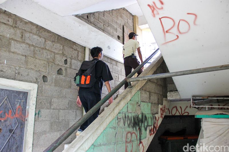 Hunian Vertikal di Pesisir Jakarta, Rusunawa Marunda Beraktivitas dalam Sunyi Suasana hunian vertikal di kawasan pesisir Jakarta tampak berjalan dalam ritme yang tenang. Pada Rabu (28/1/2026), aktivitas warga di Rumah Susun Sederhana Sewa (Rusunawa) Marunda, Jakarta Utara, terpantau lengang dengan lalu lalang penghuni yang tidak padat.