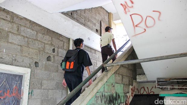 Hunian Vertikal di Pesisir Jakarta, Rusunawa Marunda Beraktivitas dalam Sunyi Suasana hunian vertikal di kawasan pesisir Jakarta tampak berjalan dalam ritme yang tenang. Pada Rabu (28/1/2026), aktivitas warga di Rumah Susun Sederhana Sewa (Rusunawa) Marunda, Jakarta Utara, terpantau lengang dengan lalu lalang penghuni yang tidak padat.