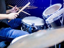Bukan Sekadar Hobi, Ini Manfaat Luar Biasa Bermain Drum bagi Kesehatan Otak