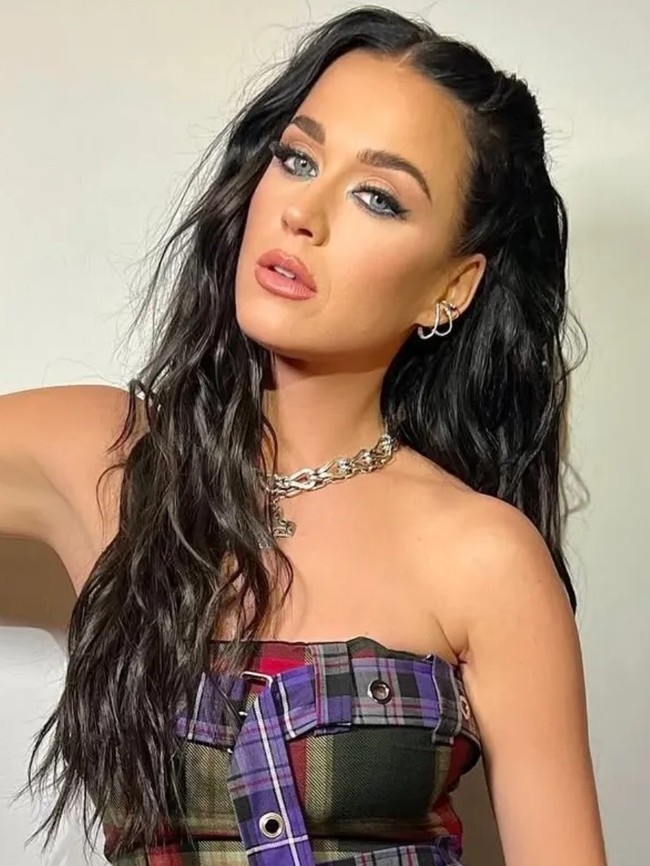 Inspirasi Warna Rambut Dark Brown