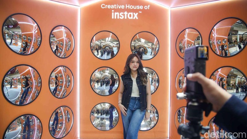 Fujifilm Indonesia meluncurkan instax mini Evo Cinema dan instax mini Link+ di Indonesia di Mal Kota Kasablanka, Jakarta Selatan, Rabu (28/1/2026). Dua produk ini memperluas cara berkreasi lewat fotografi instan modern.