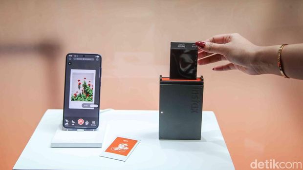 Fujifilm Indonesia meluncurkan instax mini Evo Cinema dan instax mini Link+ di Indonesia di Mal Kota Kasablanka, Jakarta Selatan, Rabu (28/1/2026). Dua produk ini memperluas cara berkreasi lewat fotografi instan modern.