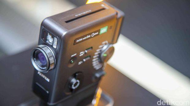 Fujifilm Indonesia meluncurkan instax mini Evo Cinema dan instax mini Link+ di Indonesia di Mal Kota Kasablanka, Jakarta Selatan, Rabu (28/1/2026). Dua produk ini memperluas cara berkreasi lewat fotografi instan modern.