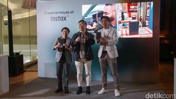 (Kiri ke Kanan) Nathasya, Product Marketing Consumer Printing FUJIFILM Indonesia, Masato Yamamoto, Presiden Direktur FUJIFILM Indonesia danJohanes Rampi, Head of Marketing FUJIFILM Indonesia melakukan launching Kamera Instan Hybrid Instax Mini Evo Cinema dan Printer Smartphone Instax Mini Link+ di Mal Kota Kasablanka, Jakarta Selatan, Rabu (28/1/2026).