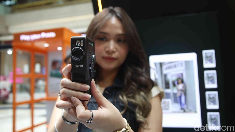 Fujifilm Indonesia meluncurkan instax mini Evo Cinema dan instax mini Link+ di Indonesia di Mal Kota Kasablanka, Jakarta Selatan, Rabu (28/1/2026). Dua produk ini memperluas cara berkreasi lewat fotografi instan modern.