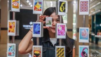 Melalui aplikasi instax™, pengguna dapat menikmati berbagai fitur tambahan yang memudahkan proses pencetakan. Aplikasi ini terintegrasi dengan galeri foto smartphone serta Pinterest®4,5,6, sehingga pengguna dapat mengimpor dan memilih gambar favorit yang ditampilkan dalam bingkai instax™ sebelum dicetak. Fitur terbaru Simulation juga memungkinkan pengguna memvisualisasikan penempatan cetakan instax™, baik dalam bingkai, di dinding, maupun pada casing smartphone, sebelum mencetaknya. Pembaruan fitur ini juga akan tersedia untuk seri mini Link lainnya melalui pembaruan aplikasi.