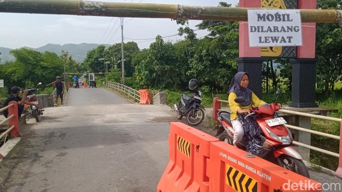 Jembatan Gempol arah Gunungkidul difungsikannya untuk motor.