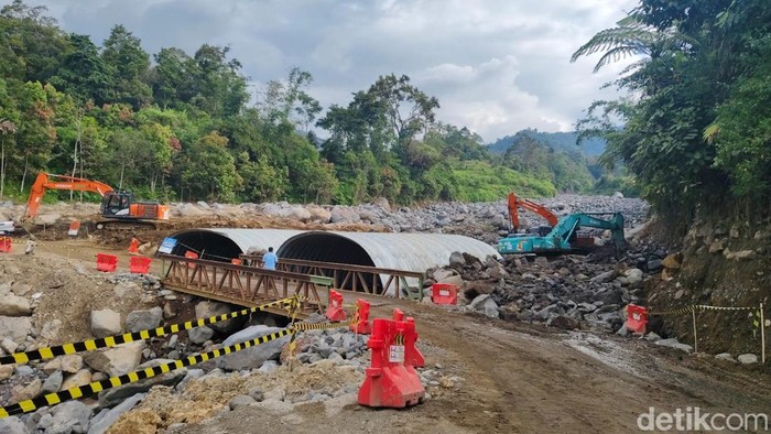 Cerita Warga di Agam Harus Masuk Sungai untuk Antar Anak Sekolah gegara Bencana