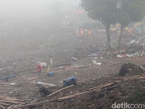 Kabut Tebal Selimuti Cisarua, Pencarian 32 Korban Longsor Dilanjutkan