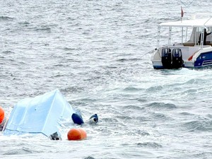 Kapal Wisata Terbalik di Pantai Oman, Tiga Turis Tewas