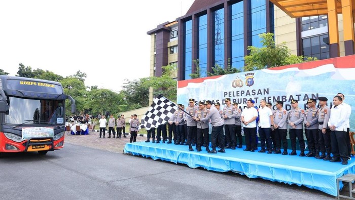 Kapolda Riau Lepas 250 Personel Satgas Bangun Jembatan Merah Putih Presisi