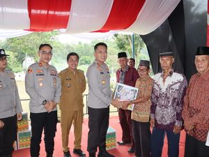Kapolres Muba Bagikan 200 Paket Sembako ke Warga Sekayu dan Lais