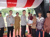 Kapolres Muba Bagikan 200 Paket Sembako ke Warga Sekayu dan Lais
