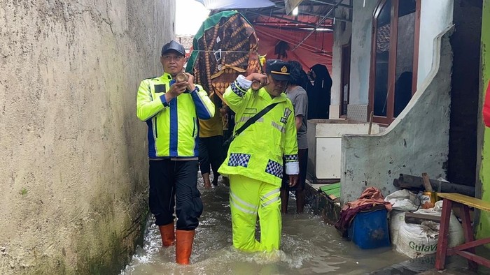 Kapolsek Pamanukan Subang AKP Udin saat menggotong keranda jenazah warga yang meninggal