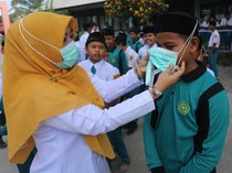 Karhutla Picu Lonjakan ISPA, Masker Dibagikan di Sekolah Aceh Barat