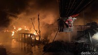 Sejumlah mobil pemadam kebakaran terus berdatangan ke lokasi untuk memadamkan api. Tidak ada korban jiwa dalam peristiwa tersebut. (Mhd Ilham Pradila/detikSumut)