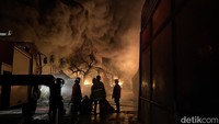 Asap hitam akibat kebakaran membumbung tinggi ke udara. (Mhd Ilham Pradila/detikSumut)