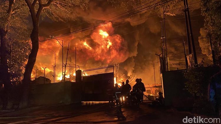Penampakan Ngeri Kebakaran Hebat Pabrik Sandal di Medan