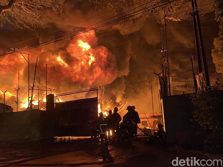 Penampakan Ngeri Kebakaran Hebat Pabrik Sandal di Medan