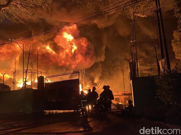 Penampakan Ngeri Kebakaran Hebat Pabrik Sandal di Medan