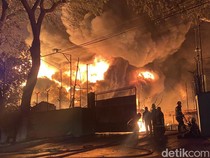 Video Kebakaran Pabrik Sandal di Medan Belum Juga Padam dari Kemarin