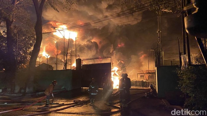 Kebakaran pabrik sandal swallow di Medan. (Mhd Ilham Pradila/detikSumut)