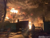 3 Personel Damkar Medan Terluka Usai Padamkan Kebakaran Pabrik Swallow