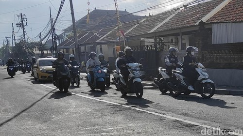 Kendaraan dari arah timur di simpang Jalan Tangkuban Perahu dan Mertanadi, Kerobokan Kelod, Badung.