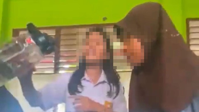 Siswi SMP di Kendari, Sulawesi Tenggara (Sultra) diduga di-bully dan dianiaya temannya di kelas viral di media sosial.