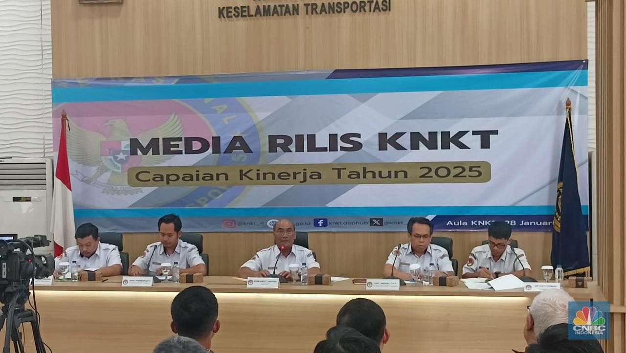 Ketua KNKT Soerjanto Tjahjono (tengah) dalam konferensi pers di kantor KNKT, Rabu (28/1/2026). (CNBC Indonesia/Ferry Sandi)