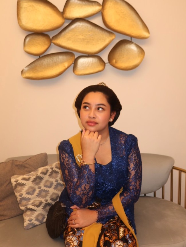 Khirani Trihatmodjo curi atensi melalui unggahan terbarunya. Tampil ayu, putri semata wayang Bambang dan Mayangsari itu terlihat mengenakan kebaya berwarna biru navy. Foto: Instagram/@khiranitrihatmodjo