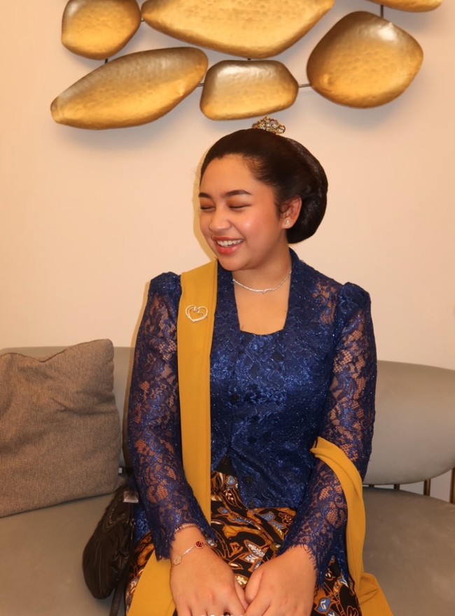 Kebaya kutu baru berbahan brokat itu memiliki potongan klasik lengan panjang transparan. Kebaya tersebut dipadukan dengan kain lilit batik coklat. Foto: Instagram/@khiranitrihatmodjo