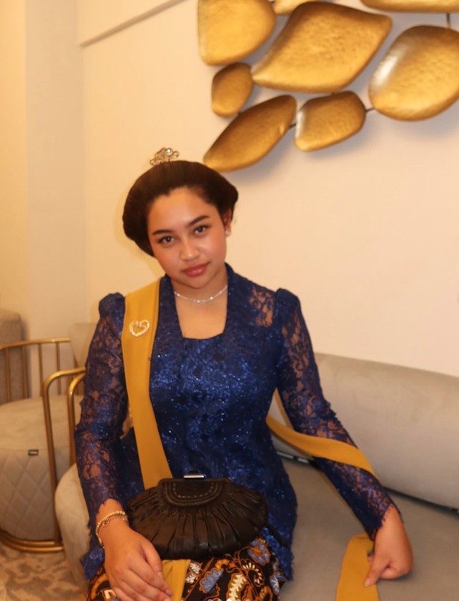 Senada dengan gaya tradisionalnya, rambut Khirani juga ditata dengan sanggul Jawa klasik. Penampilannya kian memukau dengan tambahan aksesori simpel seperti anting, kalung, gelang, serta tusuk konde di kepalanya. Foto: Instagram/@khiranitrihatmodjo