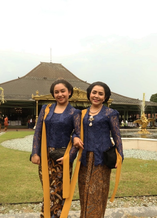Dalam salah satu foto terlihat kekompakan Khirani dan sang mama. Keduanya tampak mengenakan kebaya seragam dengan selendang panjang warna kuning keemasan. Foto: Instagram/@khiranitrihatmodjo