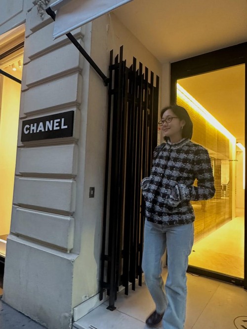 Kim Go Eun menghadiri event Chanel di Paris.