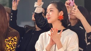 Anting berwarna oranye mencolok melengkapi penampilan si bintang Goblin (2016). (Foto: dok. Instagram @ggonekim)