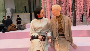 Di akhir unggahannya, Kim Go Eun pajang foto dengan Tilda Swinton. Dia dan aktris pemeran Doctor Strange (2016) itu terlihat duduk bersebelahan dan berbincang santai. (Foto: dok. Instagram @ggonekim)