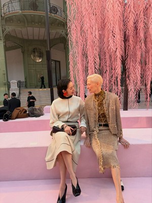 Momen Kim Go Eun Ketemu Tilda Swinton di Paris