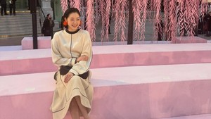 Di event utama, Kim Go Eun tampil dengan dress putih dengan lining hitam. (Foto: dok. Instagram @ggonekim)